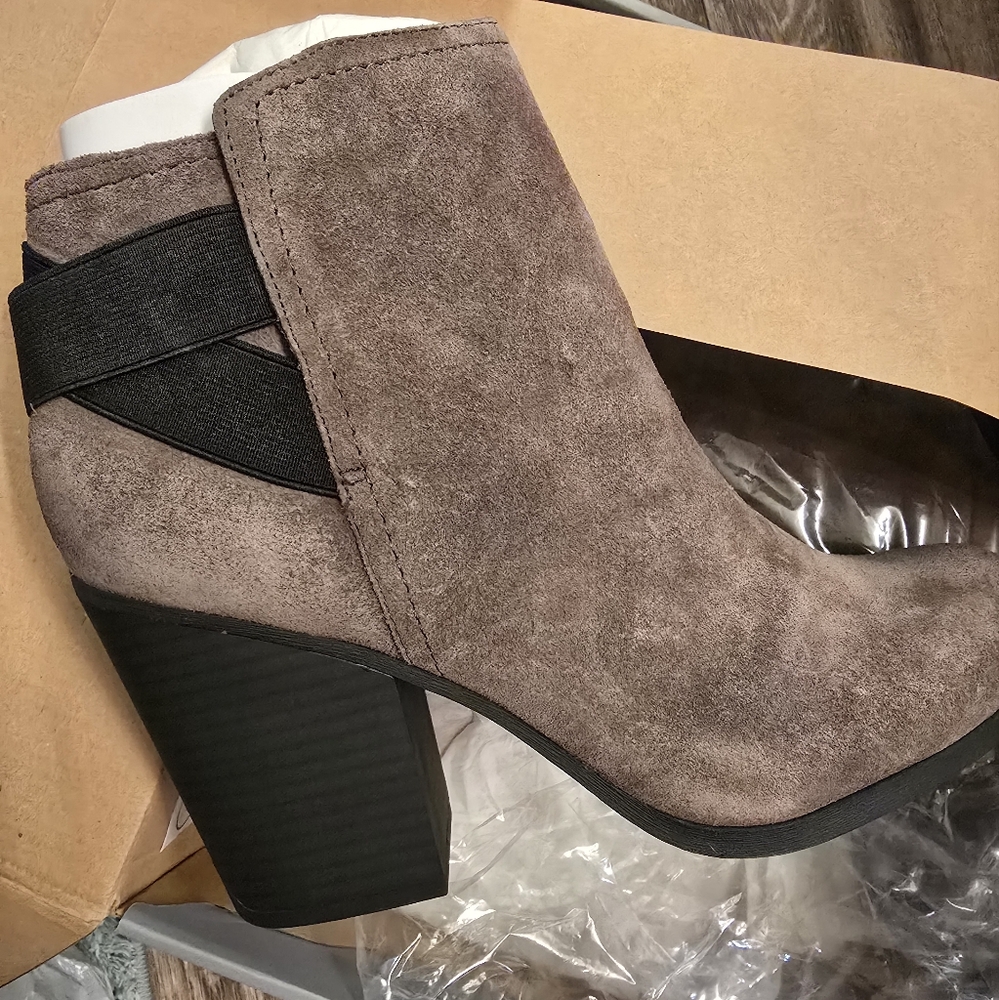 NWT Kenneth Cole Women's Suede Ankle Boots